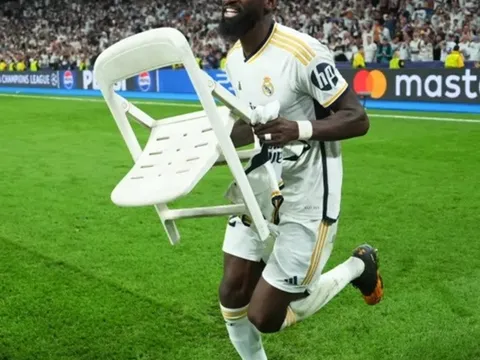 Rudiger gây bão sau chiến thắng trước Bayern