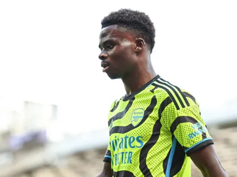 Rooney thích thú với "cơn lốc đường biên" của Arsenal