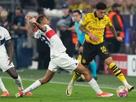 Sancho gây khiếp cho PSG, Ferdinand xát muối vào Man Utd