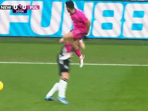 Sao Premier League xông phi trên không và nhận kết đắng