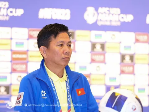 Mạnh Hưng nhận thẻ đỏ, HLV Hoàng Anh Tuấn công khai suy nghĩ