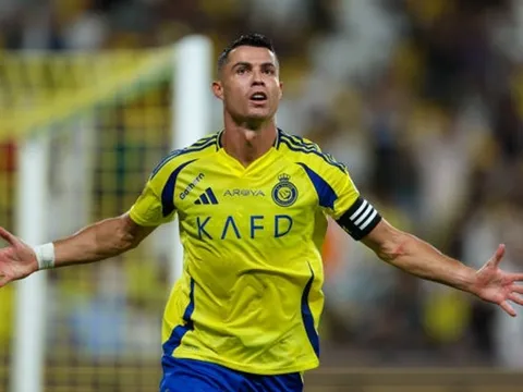 Chịu thay đổi, CR7 ngay lập tức ghi bàn từ một cú sút phạt