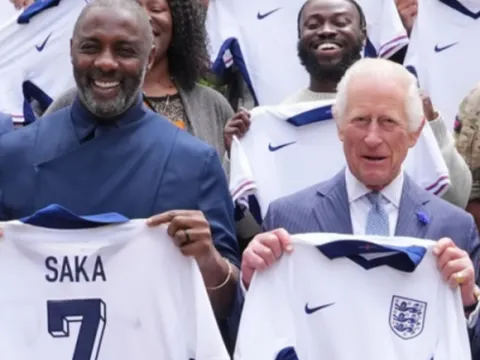 Tam Sư nhận được sự ủng hộ từ 2 CĐV nổi tiếng