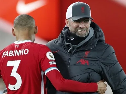 Fan Liverpool vô cùng ngạc nhiên khi thấy người cũ bị thẻ đỏ