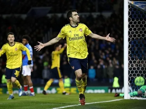 CHÍNH THỨC! Cựu Pháo thủ thông báo treo giày