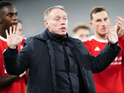 Sắp bị sa thải, HLV này vẫn đắt show tại EPL