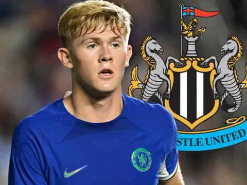 Tại sao Lewis Hall có thể ra sân đối đầu với CLB chủ quản?