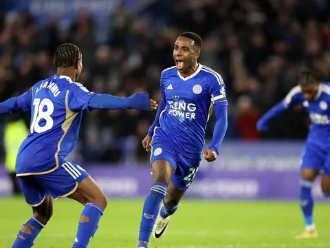Thắng nghẹt thở, Leicester City trở lại đỉnh bảng