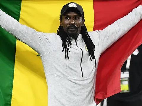 Thầy của Mane bị nợ 6 tháng lương