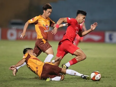 Thủ môn Bùi Tiến Dũng hóa 'người nhện', HAGL đánh bại Thể Công Viettel