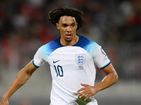 Alexander-Arnold tiếp tục bị các huyền thoại “mổ xẻ”