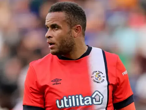 Tiền đạo của Luton Town bị phân biệt, cảnh sát vào cuộc