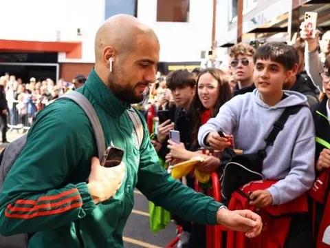 Tiền vệ khăn gói rời Man United