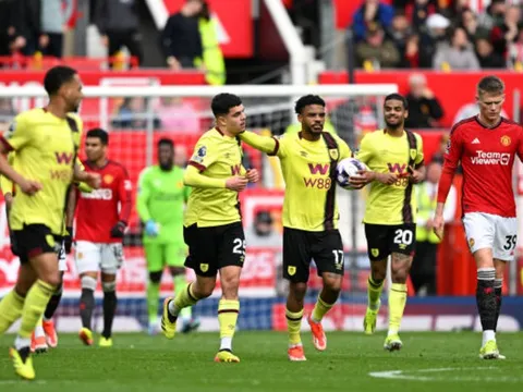 TRỰC TIẾP Man United 1-1 Burnley (KT): Cầm vàng lại để vàng rơi