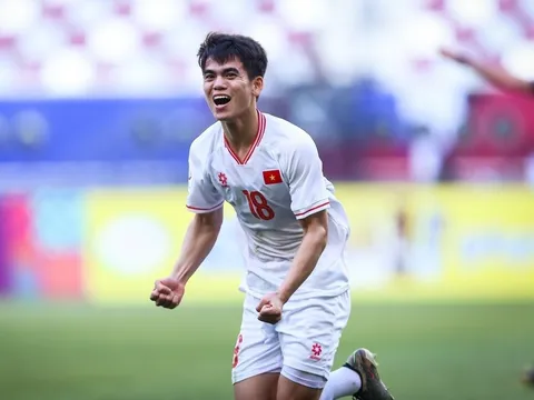 Fan châu Á trầm trồ với siêu phẩm của Văn Khang