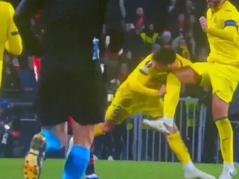 Va chạm kinh hoàng, cựu sao Real Madrid khiến đồng đội bất tỉnh