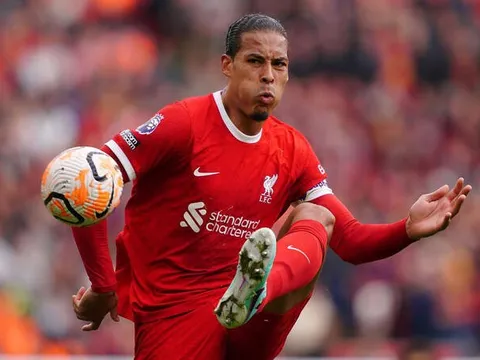 Van Dijk bị chê quá chậm so với Premier League