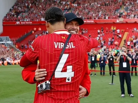 Van Dijk và Alexander-Arnold bật khóc vì Klopp
