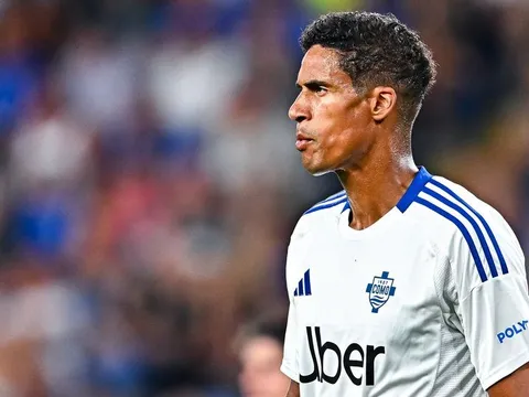 Quá xót xa! Ác mộng ập đến Varane chỉ sau 23 phút ra mắt CLB mới