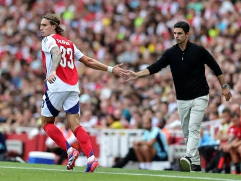 Vừa ra mắt, Riccardo Calafiori hứa hẹn cứu vãn sự nghiệp máy chạy Arsenal