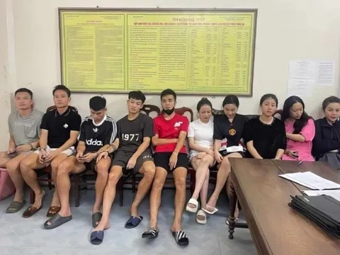 "Xã hội muôn màu mà bóng đá lại là môi trường dễ sa ngã"