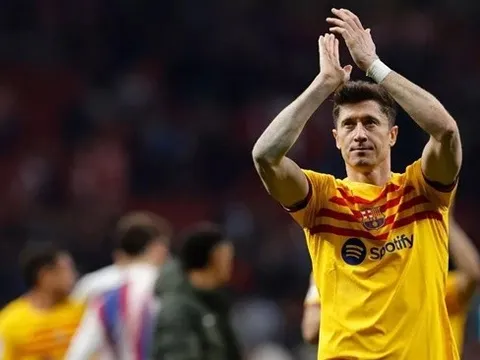 Xavi phá vỡ im lặng về Lewandowski