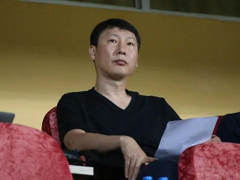 Xem V-League, HLV Kim sang-sik đau đầu vì 2 điều
