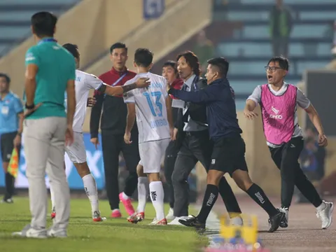 Chuyên gia lên tiếng vụ cầu thủ "giật chỏ" HLV tại V-League