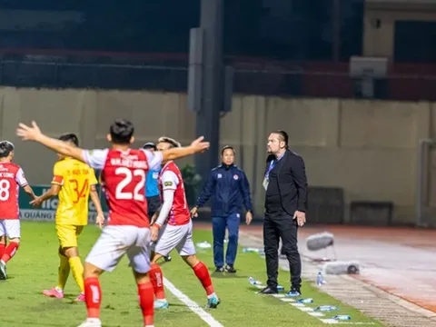 "Khen" trọng tài Việt Nam hay nhất thế giới, HLV Popov đối diện án phạt