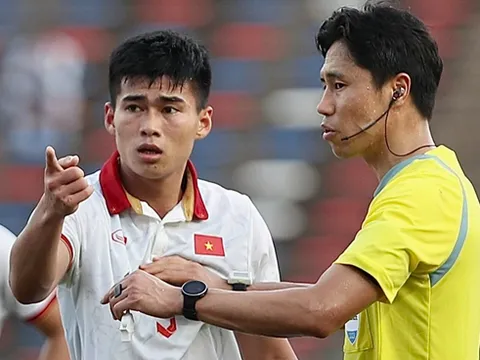 Trọng tài FIFA: 'Ngọc Thắng xứng đáng nhận thẻ đỏ'