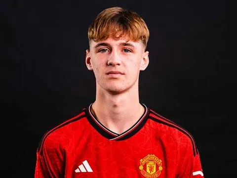 Con trai huyền thoại M.U sẵn sàng tạo di sản riêng ở Old Trafford