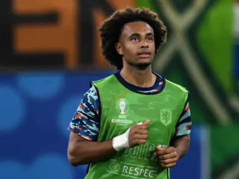 Man United liên hệ Bologna, chồng sẵn 34 triệu cho Zirkzee