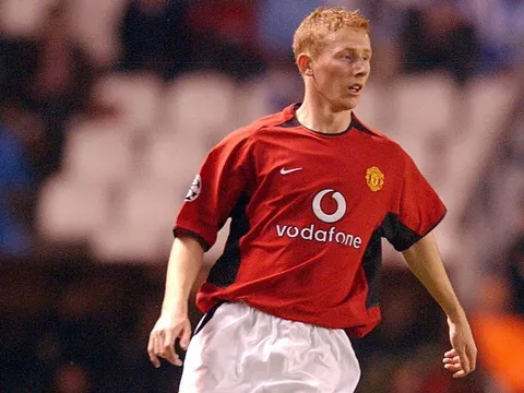 Từ đá C1 cho M.U đến giải nghệ sớm, làm thợ xây