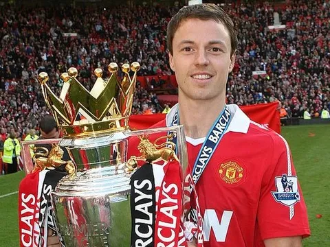 Sir Alex Ferguson 'cạn lời' khi M.U bán Jonny Evans