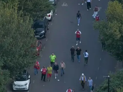 CĐV M.U và Arsenal xếp hạng tệ nhất Premier League