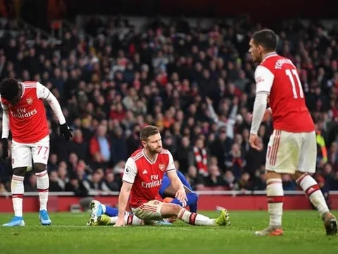 "Arsenal đang phòng thủ tốt thì cậu ta lại lùi sâu vì sợ hãi"