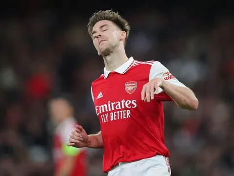 Sir Alex nghĩ gì về sao Arsenal bị Arteta hắt hủi?
