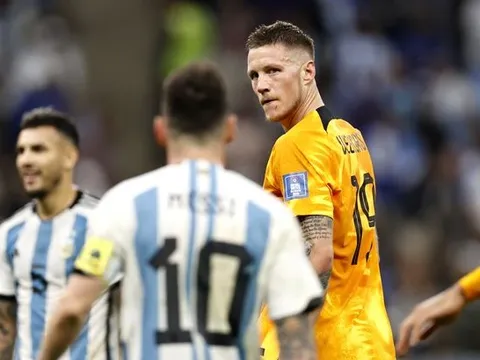 Sự thật đằng sau câu chuyện Messi gọi tiền đạo Hà Lan là 'thằng ngu'