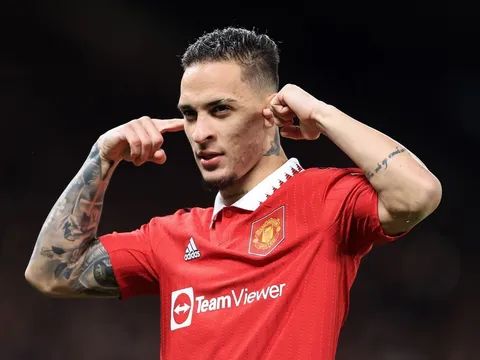 Antony khiến Gary Neville câm lặng
