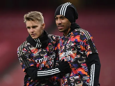 Ramsdale so sánh 2 đội trưởng Odegaard và Aubameyang