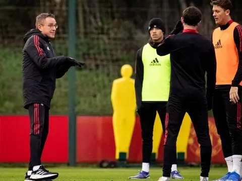 Phát hiện thú vị trong buổi tập đầu của Rangnick: 2 gương mặt mới; Thái độ với Van de Beek