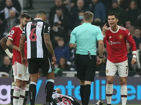 'Ronaldo đã may mắn khi không bị đuổi khỏi sân'