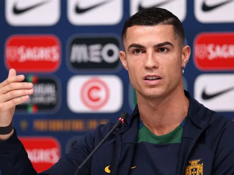 Động thái kỳ lạ của Cristiano Ronaldo