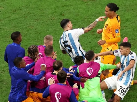 Sút bóng vào dàn sao dự bị Hà Lan, Paredes bị Van Dijk hạ đo ván