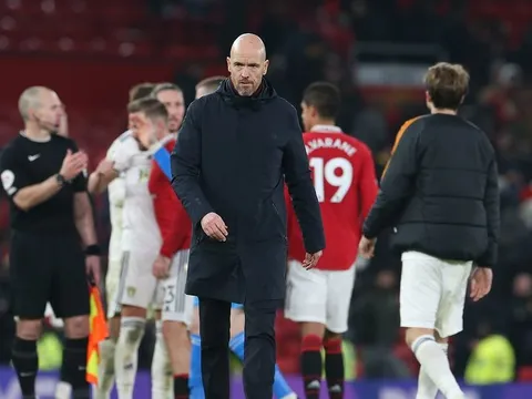 Ten Hag nổi đóa với Fred, bực tức ném kẹo cao su