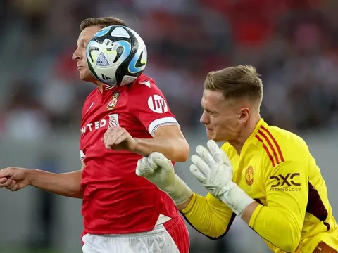 Phạm lỗi thô bạo, sao trẻ Man Utd bị HLV đe dọa