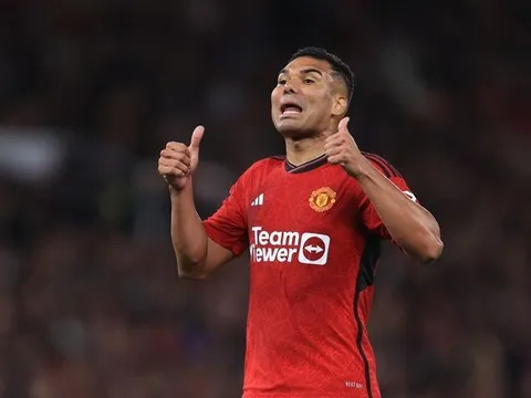 Carragher và Neville đồng quan điểm về Casemiro