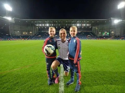 Con trai huyền thoại M.U chuyển màu áo sau khi đã ra sân cho tuyển Anh