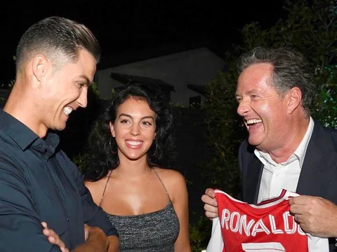 Ronaldo chia tay M.U, Piers Morgan lập tức gửi thông điệp