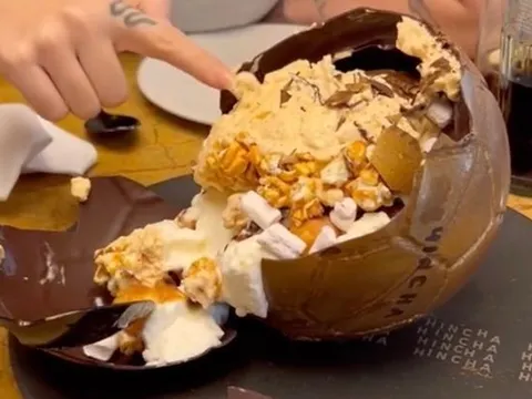 Lionel Messi phục vụ món 'Ballon d’Or' ở nhà hàng mới